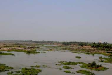 Yazın kuruyan büyük nehrin havadan görünüşü