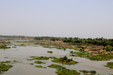 Yazın kuruyan büyük nehrin havadan görünüşü
