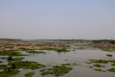 Yazın kuruyan büyük nehrin havadan görünüşü