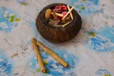 Kül tablasında beedi portresi görünümü