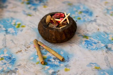 Kül tablasında beedi portresi görünümü