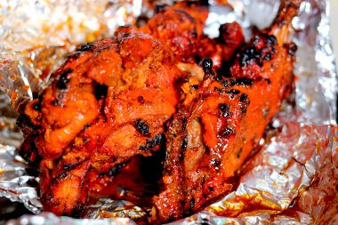 Alüminyum folyoda kırmızı tandır tavuğu portresi