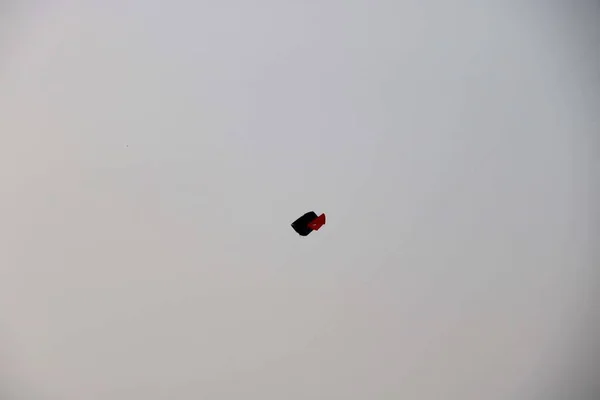 凧はインドの凧揚げの日に青い空を飛んで — ストック写真
