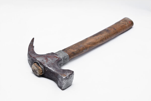Старый молоток на белом
