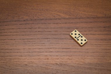 ahşap bir masa üzerinde Domino