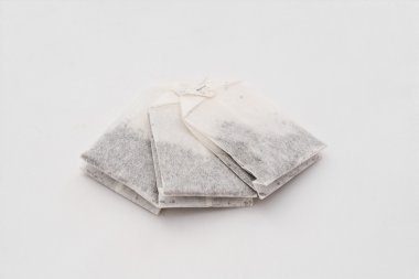 Beyaz izole üç çay poşetleri