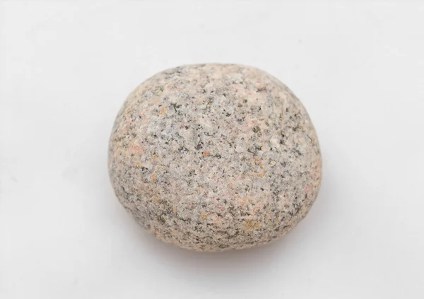 Один серый камень изолирован на белом — стоковое фото