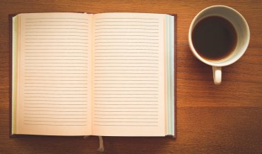 Açık not defteri ve kahve