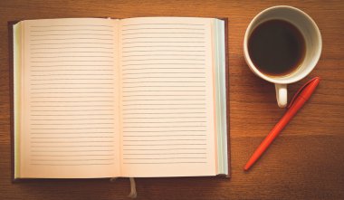 Açık not defteri ve kahve