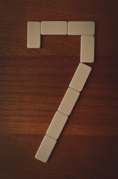 Nummer zeven aangelegd van de domino-chips — Stockfoto