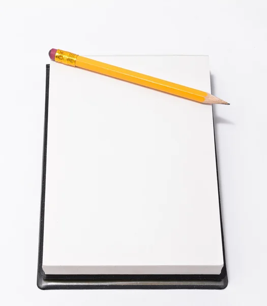 Блокнот і олівець ізольовані на білому — стокове фото