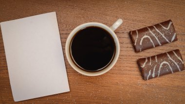 boş kağıt ve koyu bir kahve Kupası