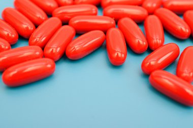 kırmızı mavi bir arka plan üzerinde kırmızı hap hap