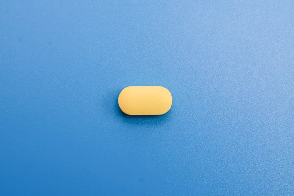 Tabletki na niebieskim tle — Zdjęcie stockowe