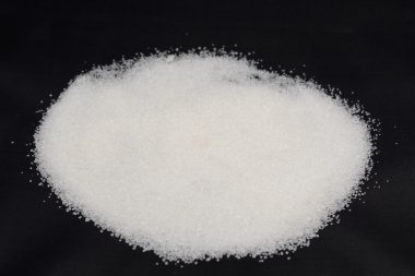 Siyah bir zemin üzerine toz şeker