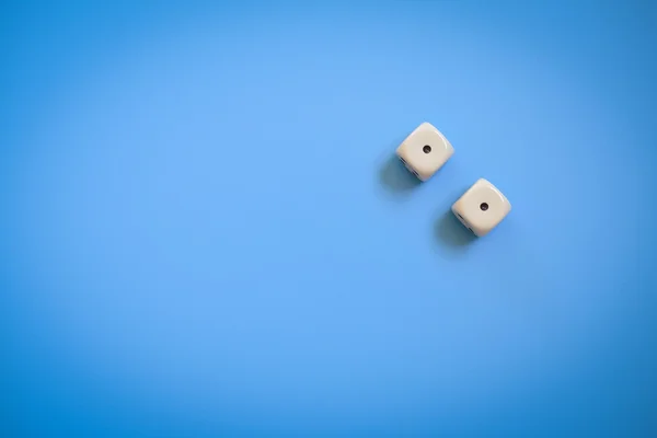 Dois dados em um azul — Fotografia de Stock