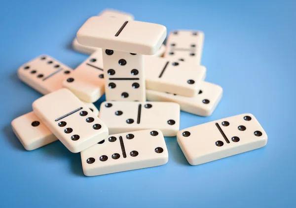 Mavi bir arka plan üzerinde Domino — Stok fotoğraf