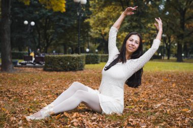 Şehir sokaklarında bir fotoğrafçı için dans eden balerin.
