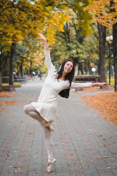 Belle Fille Ballerine Dansant Dans Parc Ville Automne — Photo