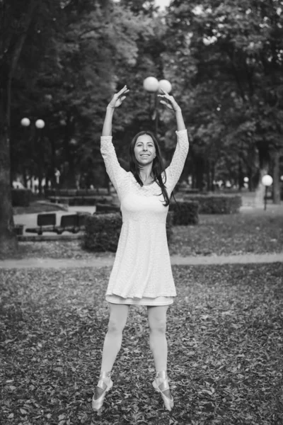 Балерина Танцює Фотографа Міській Вулиці — стокове фото