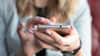 İş kadını akıllı telefondan mesaj yazıyor.