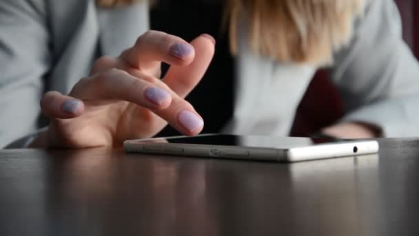 Business Woman ruce textové zprávy na chytrém telefonu — Stock video