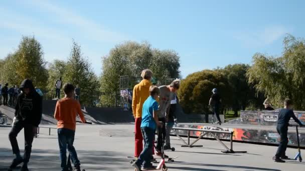 MINSK, BELARUS - 20 septembre 2020 : Aire de jeux pour enfants pour skateboard et scooter — Video