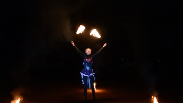 Das Mädchen zeigt eine Feuershow — Stockvideo