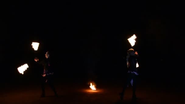 Two girls perform with burning torches at evening fire show — Stock Video