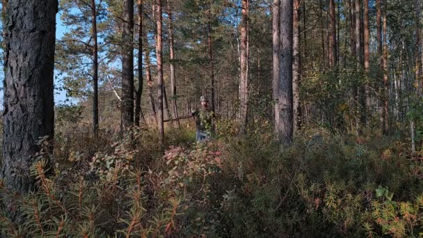 Turista kráčí s mačetou obtížným lesem — Stock video