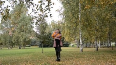 Anne bakımı konsepti, anne kızını kucaklıyor.