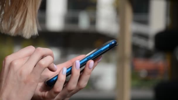 Chiudi mani femminili Mani digitando sms messaggi touch phone — Video Stock