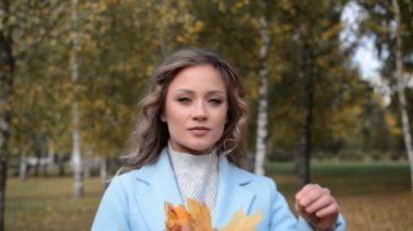 Güzel kız sonbahar portresi