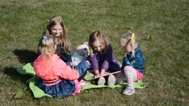 Cuatro niñas jugando en el césped — Vídeo de stock