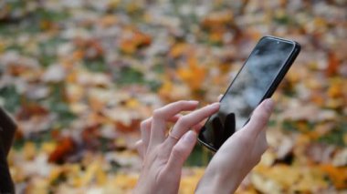 Telefonla mesaj yazan kadın eller.