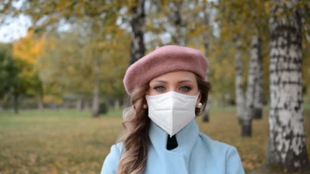 Портрет стильной женщины в защитной маске — стоковое видео