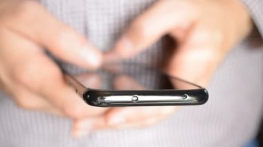 İşadamı Eli Akıllı Telefon Kullanıyor