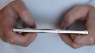 Erkek Elleri Mobil Aygıtı Tutuyor ve Video Oyunu Oynuyor