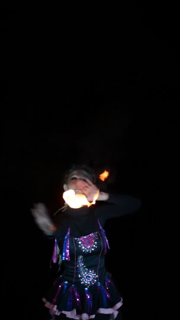 Mädchen Nacht Performance mit Feuerball — Stockvideo