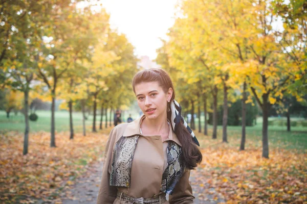 Elegante Bella Ragazza Nel Parco Autunno Della Città — Foto Stock