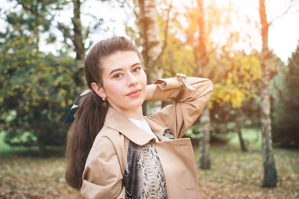Retrato Outono Menina Elegante Parque Outono — Fotografia de Stock