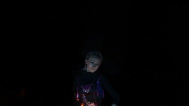 Kız yanan ateş topuyla performans sergiliyor