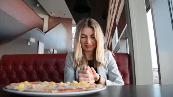 La mujer se limpia las manos con una servilleta antibacteriana en un restaurante — Vídeo de stock