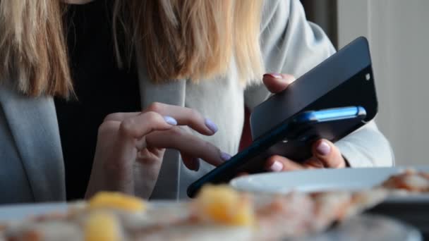 Mujer de negocios escribe un mensaje en su teléfono inteligente — Vídeo de stock