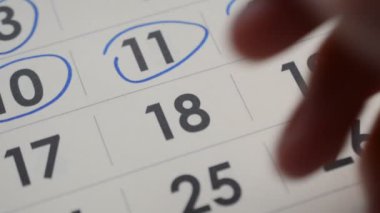 Bir gün mavi renk işaretçisine göre bir takvim imzalıyor