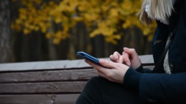 Akıllı telefon kullanarak kadın ellerini kapat.