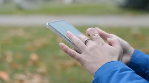 Primer plano de las manos de la mujer usando el teléfono — Vídeos de Stock