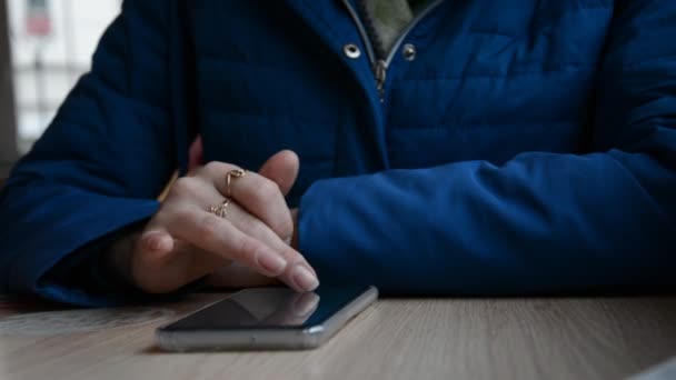 Detailní Záběr Krásné Mladé Ženské Ruce Rolování Chytrý Telefon Kavárně — Stock video