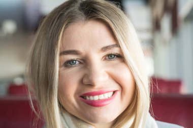 Güzel bir iş kadını. Kapalı alanda çekilmiş sarı bir portre.