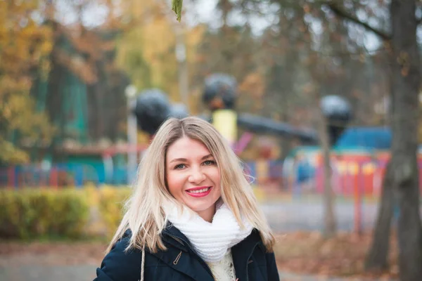 Huvudbild Vacker Flicka Porträtt Höst Stad — Stockfoto